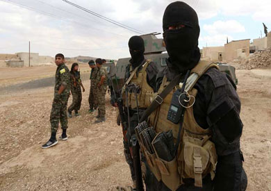 التحالف الدولي يلقي ذخائر للفصائل التي تقاتل تنظيم «داعش»